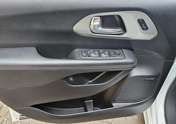 Chrysler Pacifica cena 231117 przebieg: 34463, rok produkcji 2021 z Szubin małe 742
